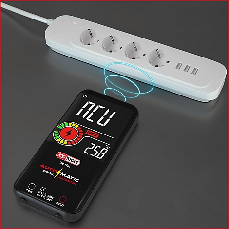 Digitales Multimeter mit Display, neben einer weißen Mehrfachsteckdose. Blaue Kreise deuten auf die Messung hin.